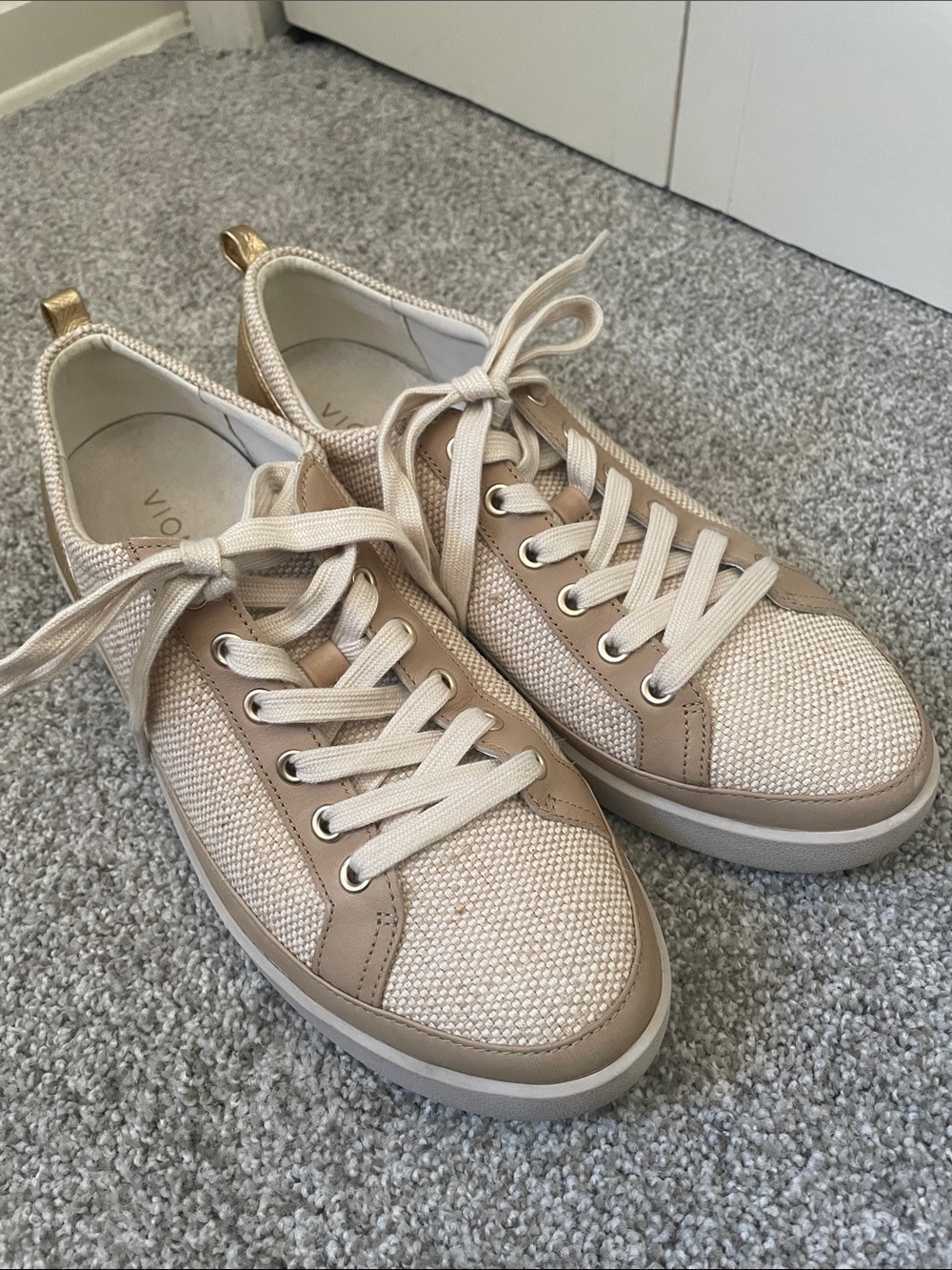 Vionic Winny sneakers Sz 9.5 WIDE natural linen, tan and gold leather lace up